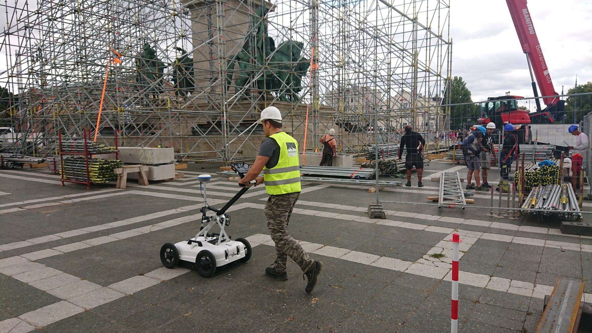 Földradaros vizsgálatok a Hősök terén: Gábriel arkangyal szobrának biztonságos leemeléséért